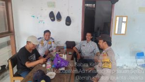 Bhabinkamtibmas Pulau Sabira Jalin Silaturahmi dan Himbau Warga Waspada Hoaks di Media Sosial Jelang Pilkada 2024