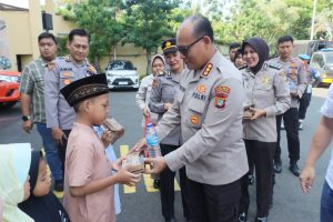 Polres Jakut Beri Santunan & Makan Siang Gratis bagi Anak Yatim