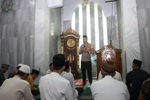 Dzuhur Berjamaah, Kapolres Serahkan Bantuan Sembako dan Renovasi Masjid di Pondok Arum Tangerang