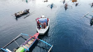 SAMBUT HUT KE-79 TNI ANGKATAN LAUT, LANAL SIMEULUE LAKSANAKAN BAKTI SOSIAL DI LAUT