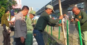 BHABINKAMTIBMAS JAKASAMPURNA POLSEK BEKASI BARAT MENGAJAK WARGA GOTONG ROYONG MEMBERSIHKAN LINGKUNGAN