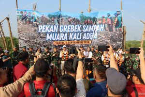 Acara Pekan Gerebek Sampah, Tanam Pohon di Area Hutan Mangrove Kaliadem 