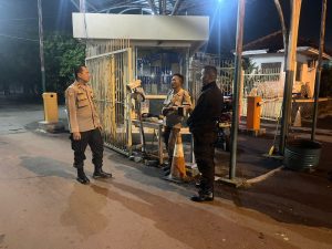 Bhabinkamtibmas Jatikarya Lakukan Patroli Malam dan Dialog dengan Satpam Perum Taman Laguna