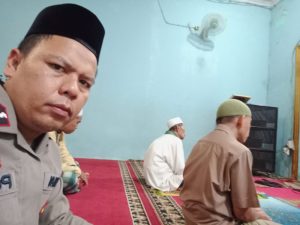 Bhabinkamtibmas Jatiasih Jalin Silaturahmi Lewat Sholat Subuh Keliling