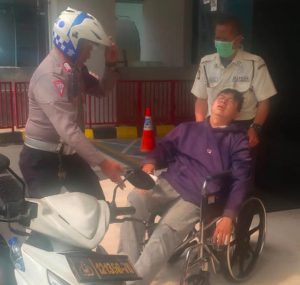 Aksi Sigap Personel Satlantas Jakarta Barat Berikan Pertolongan Cepat pada Korban Kecelakaan di Jalan S. Parman