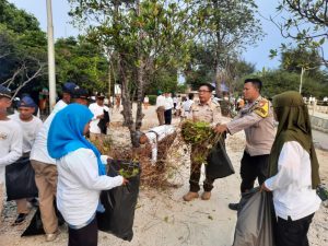 Bhabinkamtibmas Pulau Lancang Hadiri Penyuluhan Keselamatan Pelayaran dan Bhakti Sosial dalam Rangka HARHUBNAS 2024