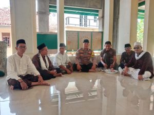 Bhabinkamtibmas Jatirangga Laksanakan Sholat Jumat Keliling dan Sosialisasi Kamtibmas Menjelang Pilkada