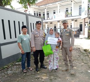 BHABINKAMTIBMAS SEBAGAI BAPAK ASUH ANAK STUNTING PENYALURAN GIAT SANTUNAN, BANTUAN DI DESA TAPOS I KEC TENJOLAYA