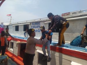 Polsek Kepulauan Seribu Utara Gelar Pengamanan Rutin di Dermaga Pulau Kelapa