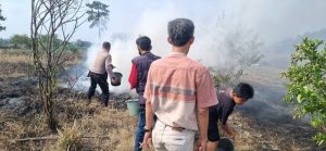 BHABINKAMTIBAS WILAYAH HUKUM POLSEK DRAMAGA GERAK CEPAT BANTU WARGA PADAMKAN KEBAKARAN LAHAN