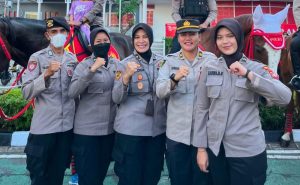 Polwan Layani Warga Saat Pam Car Free Day di Bundaran HI 