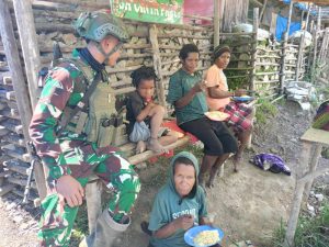 Makan Siang Bersama Prajurit Habema Disambut Sukacita Warga Gelegi