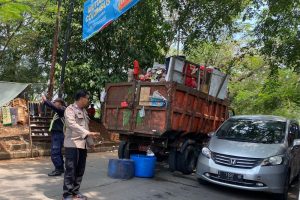 Bhabinkamtibmas Mustikajaya Sigap Atasi Kemacetan Akibat Truk Patah As Roda