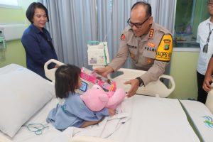 Kapolres Jakut Jenguk Anak Korban Penyiksaan Ibu Tiri di RS Koja