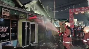 Si Jago Merah Ngamuk 10 Kios Hangus Terbakar di Jakarta Timur