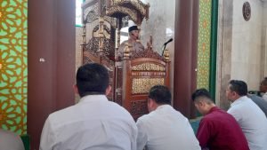 Ustadz IPTU H. Bonin Pimpin Sholat Berjamaah dan Ceramah di Masjid Al Mukmin Bekasi