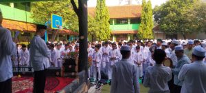 Bhabinkamtibmas Hadiri Peringatan Maulid Nabi Muhammad SAW di SMP 23 Jatikramat Diwarnai Pesan Keamanan