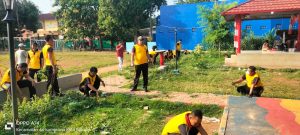 Kegiatan Jumat Bersih Polsek Jatisampurna Bersama 3 Pilar di Lapangan Bola Jatiranggon