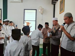 Santunan Anak Yatim di Masjid Al Firdaus oleh Kanit Binmas Jatiasih