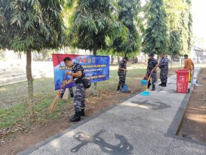 Lanal Banjarmasin Gelar Karya Bakti Pembersihan di TMP Brigjen TNI (Purn) Hassan Basry dan Monumen Divisi IV ALRI