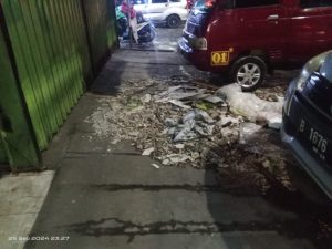 Sangat Miris, Sampah Berserakan di Salah Satu Tempat Tinggal di Pinggir Jalan