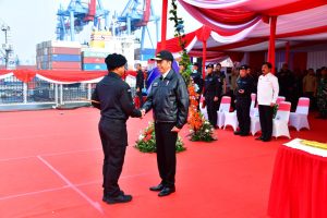 Panglima TNI Sematkan Brevet Kehormatan Hiu Kencana Kepada Presiden RI di atas KRI RJW-992