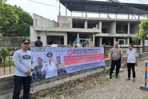 Pemasangan Banner Himbauan Stop Tawuran dan Larangan Membunyikan Klakson Basuri