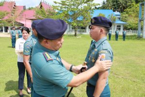 Komandan Lanal Nias Pimpin Upacara Kenaikan Pangkat 6 Prajurit Lanal Nias