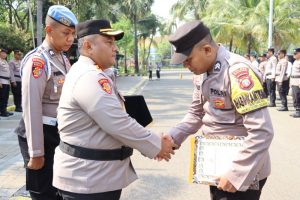 Polres Kepulauan Seribu Gelar Upacara Kenaikan Pangkat Pengabdian dan Penghargaan Personel