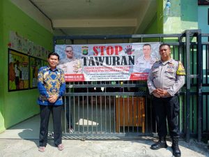 Bhabinkamtibmas Polsek Bekasi Selatan Kampanyekan Spanduk “Stop Tawuran”