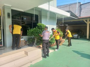 Polisi Polsek Pademangan Kerja Bakti Giat Bersih-Bersih di Mapolsek Pademangan