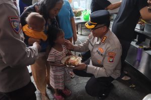 Lahapnya Kapolres Jakut Makan Semeja dengan Warga di Pluit