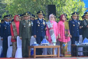 Danlanud Sultan Hasanuddin Didampingi Ketua PIA Ardhya Garini Cabang 7/D ll Hadiri Upacara HUT Ke-79 TNI 