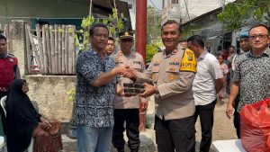 Kapolsek Koja Berikan Makanan Gratis di RW 19 Kampung Beting