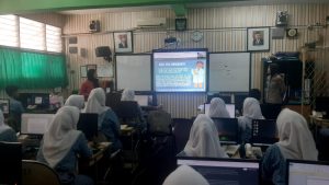 Bhabinkamtibmas Polsek Pademangan Bersama Mahasiswa Mengajar Bahaya Tawuran dan Narkoba di SMKN 23 Jakarta