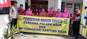 Wakapolsek Koja bersama Panit Binmas Polsek Koja Bagikan Nasi Kotak Gratis ke Yayasan di Wilayah Koja