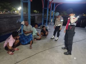 Polsek Kepulauan Seribu Utara Laksanakan Patroli Malam Himbau Remaja Tidak Terlibat Tawuran