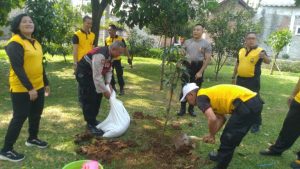 Penanaman Bibit Pohon Buah di Taman Helonix Pasar Rebo, Wujud Kepedulian Terhadap Lingkungan