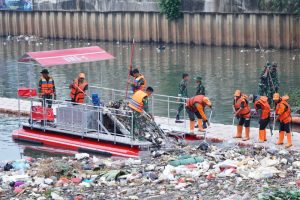 TNI Gelar Karya Bakti Ciliwung Bening Dalam Rangka HUT Ke-79 TNI