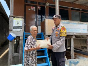 Bhabinkamtibmas Pulau Sabira Berikan Bantuan kepada Lansia