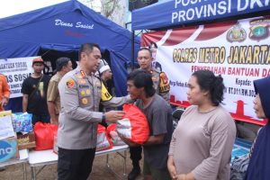 Peduli Korban Kebakaran Kalianyar, Polres Metro Jakbar Berikan Bantuan dan Buka Posko Layanan Dokumen