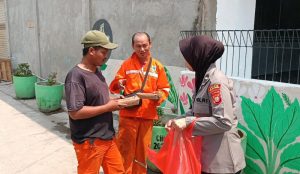 Polsek Kelapa Gading Berbagi Makanan Gratis di Sekitaran Jl. Rawa Sengon RT 001/ 022