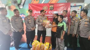 Giat Jumat Berkah Kapolsek Pademangan Bagikan Sembako di Rumah Belajar Kampung Muka RT 009/004 Kelurahan Ancol