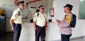 Bhabinkamtibmas Gondangdia Sambang Petugas Pamdal Kantor Bawaslu RI Perihal Pilkada Aman dan Damai