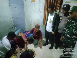 Bhabinkamtibmas dan Babinsa Pademangan Barat : Wujud Kepedulian dan Perhatian Kepada Warga Jenguk Warga Yang Sedang Sakit