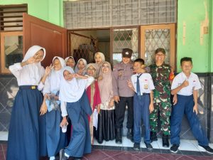 SINERGITAS TNI POLRI WILAYAH HUKUM POLSEK DRAMAGA COOLING SISTEM CIPTA KONDISI KE SEKOLAH SMP NEGERI 2 DRAMAGA AJAK PELAJAR JAGA DAN BERI HIMBAUAN KAMTIBMAS