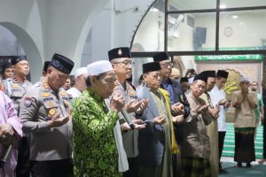 Sholat Subuh Berjamaah Kapolres Metro Jakut di Masjid Jami Al Mukarromah Pademangan