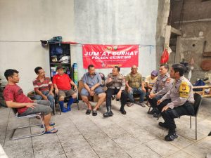 Jumat Curhat Polsek Cilincing bersama Komunitas Nelayan Tampung Curhatan warga : Berikan Solusi dan Sampaikan Pesan Guantibmas di RW 04 Kelurahan Cilincing