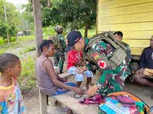 Demam dan Menggigil, Mama Novi Serta Anaknya Datangi TK Gome Satgas Yonif 323 Buaya Putih Untuk Berobat