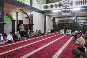 Cooling System Kapolres Metro Jakut Sholat Subuh Berjamaah dalam Rangka Operasi Mantap Praja Jaya 2024 di Masjid Jami Al – Amin Kelapa Gading